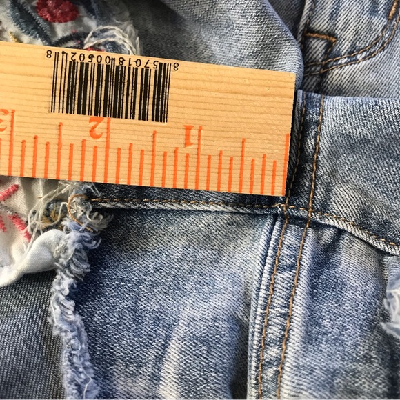 Almost Famous Distressed Denim Shorts Embroidered Pockets Junior Sz 7 Mid Rise - Picture 12 of 12